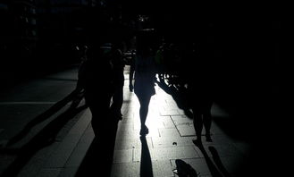 夜爬遭蛇咬，男子动弹不得