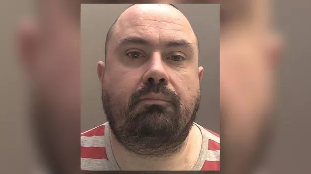 一名变态男子因虐猴视频被捕入狱,他试图拥抱妈妈