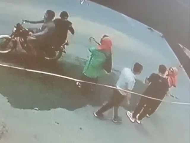 观看:闭路电视镜头捕捉到巴西游客在白沙瓦被抢劫