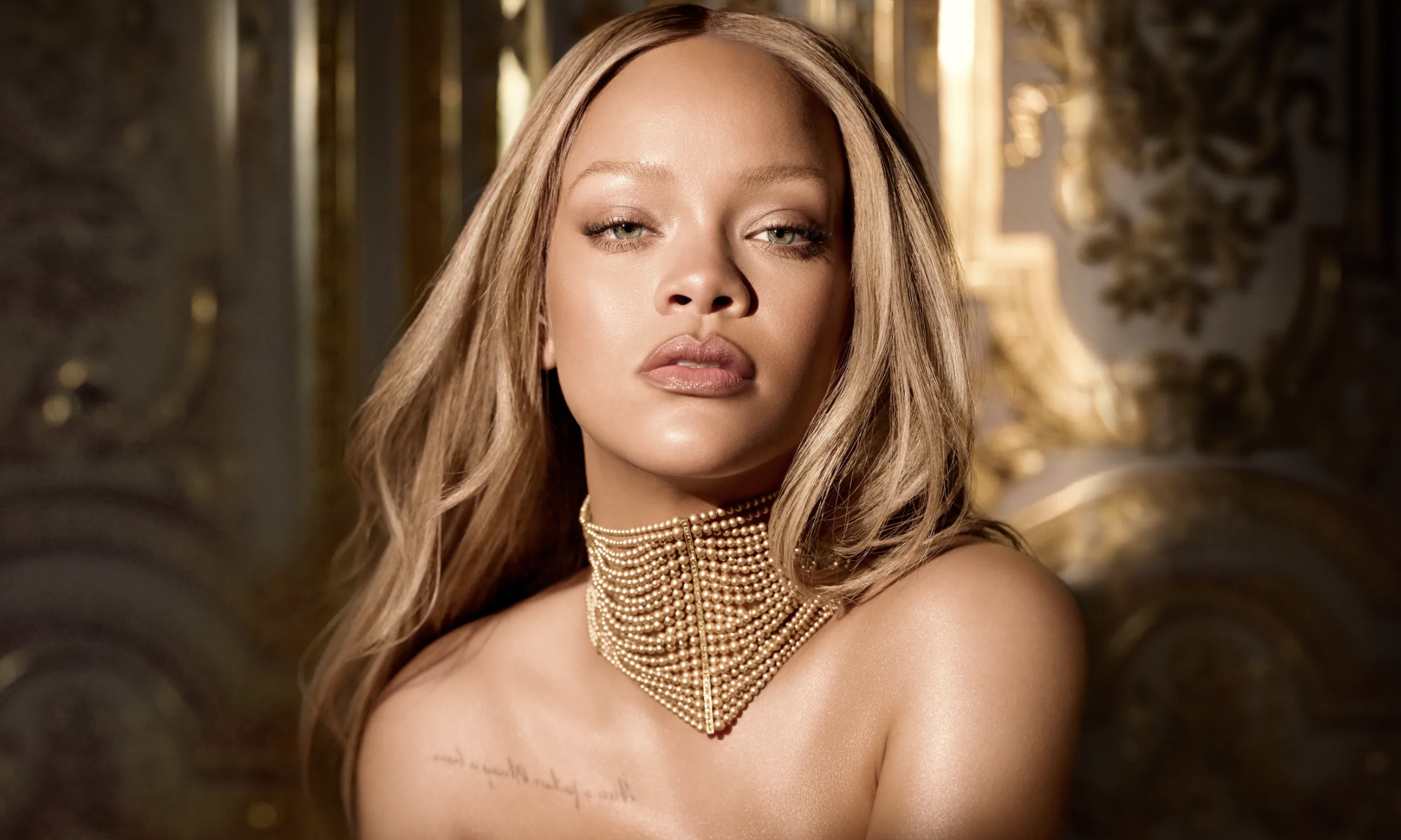 蕾哈娜(Rihanna)在令人惊叹的凡尔赛宫宣传活动中亮相，成为迪奥(Dior)标志性香水J’adore的新代言人