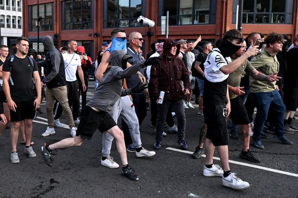 英国骚乱:警方发出“进一步情报”警告，担心会发生更多极右翼大屠杀
