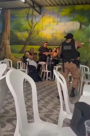 恐怖时刻：在逃持枪歹徒在孩子的生日派对上挟持人质