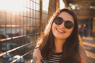 秦岚一把搂住虞书欣,友谊的温暖与力量的展现 秦岚一把搂住虞书欣,友谊的温暖与力量的展现